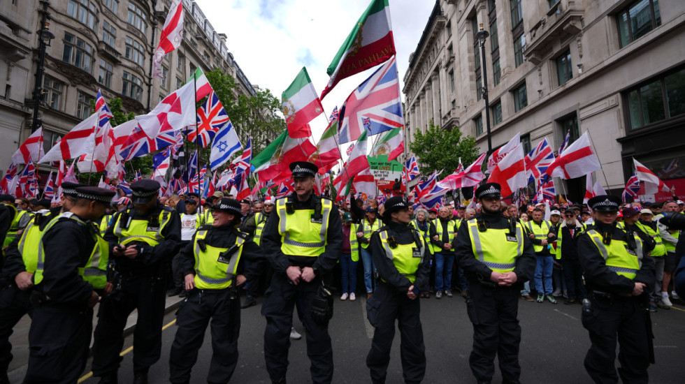 (FOTO) Privedeno na desetine učesnika dva odvojena protesta u Londonu, bilo raspoređeno više od 4.000 policajaca