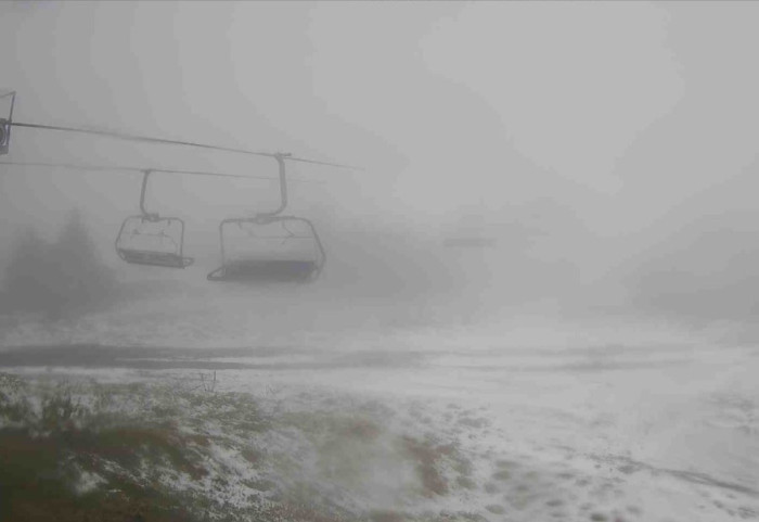 (FOTO) Sneg u maju: Kopaonik se zabeleo, zahlađenje donelo zimske uslove na planini