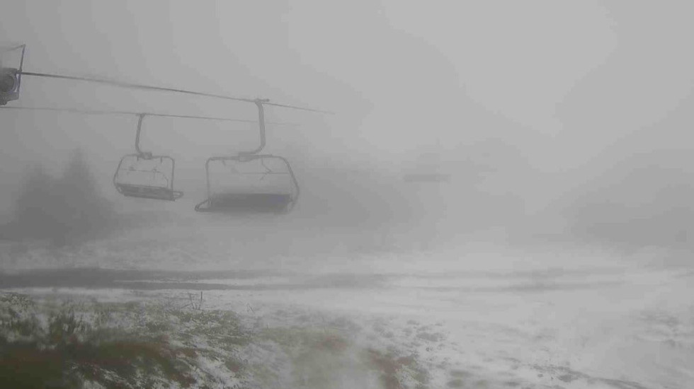 (FOTO) Sneg u maju: Kopaonik se zabeleo, zahlađenje donelo zimske uslove na planini
