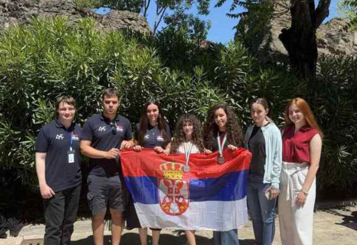 Dve medalje za Srbiju: Srednjoškolke zablistale na olimpijadi iz informatike