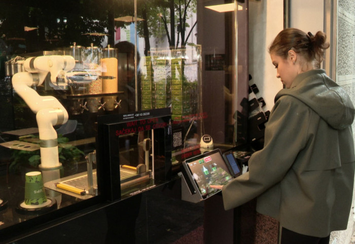 Robot sprema kafu: Neobični barista u kafiću u Begradu