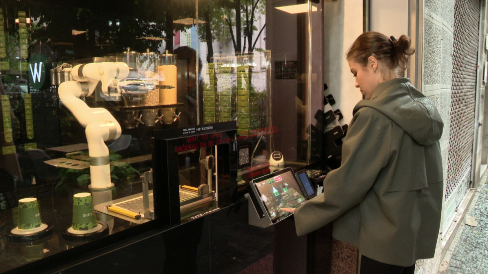 Robot sprema kafu: Neobični barista u kafiću u Begradu