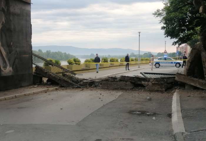 (FOTO) Obrušio se deo mosta na granici između BiH i Hrvatske, prelaz Gradiška zatvoren