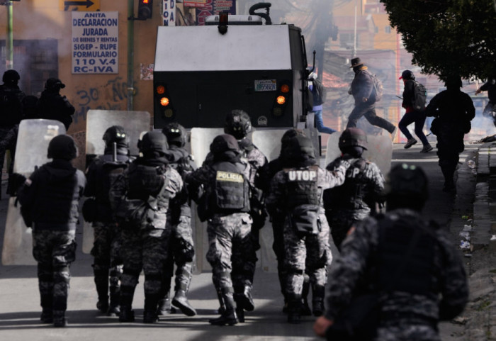 (FOTO) Sukobi demonstranata i policije u Boliviji, traže ostavku predsednika Rodriga Paza
