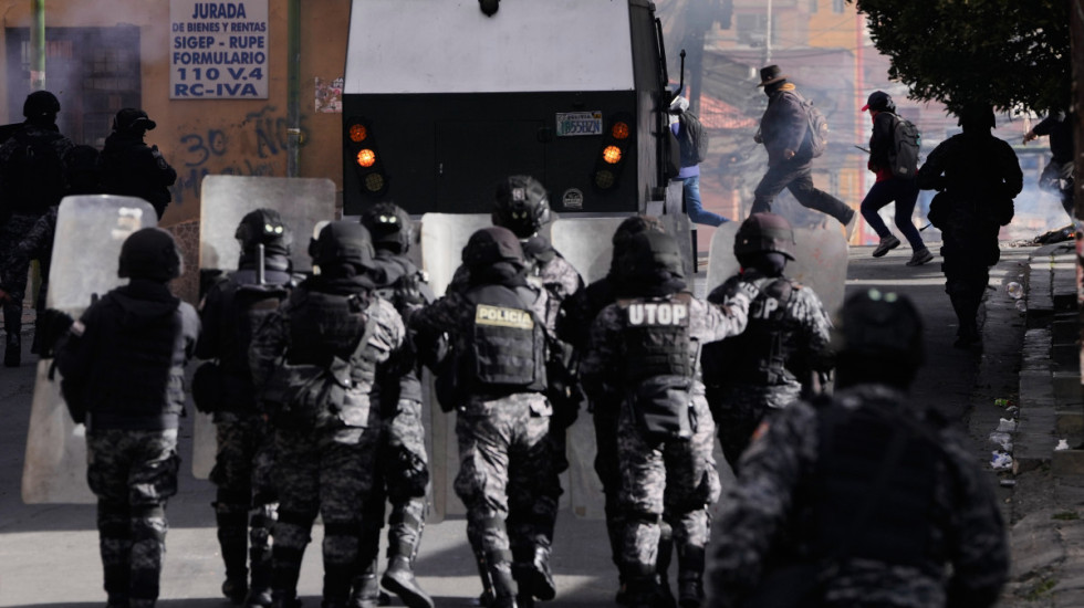 (FOTO) Sukobi demonstranata i policije u Boliviji, traže ostavku predsednika Rodriga Paza
