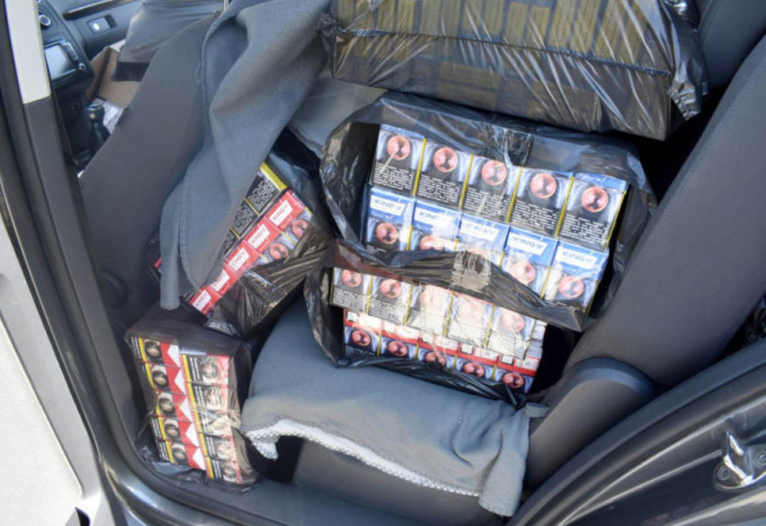 (FOTO ) Zaplenjeno skoro 800 bokseva cigareta, oko 50 kilograma rezanog duvana i novac: Uhapšena žena (49) u Beogradu