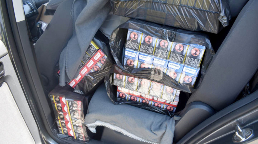 (FOTO ) Zaplenjeno skoro 800 bokseva cigareta, oko 50 kilograma rezanog duvana i novac: Uhapšena žena (49) u Beogradu