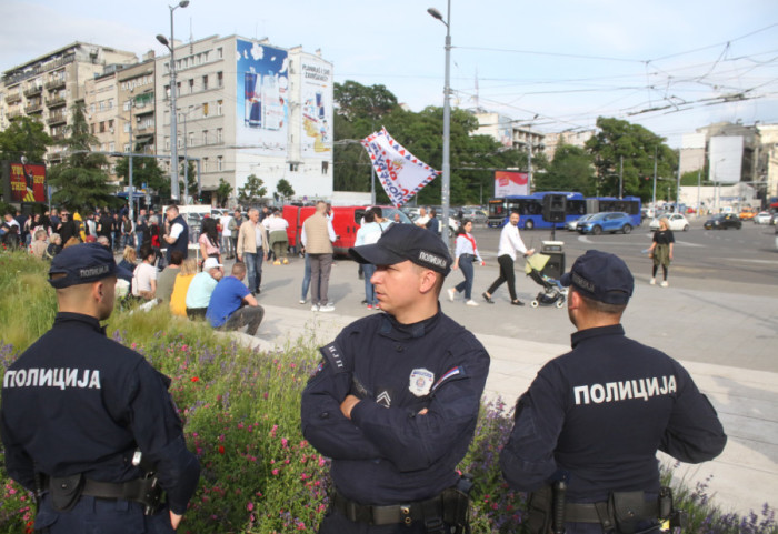 Studenti u blokadi i pristalice vlasti na Slaviji: Razdvaja ih kordon policije, Vučić pozvao aktiviste SNS da se povuku