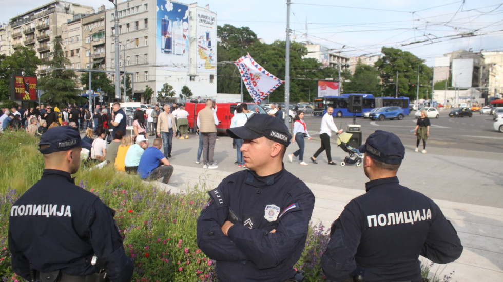 Studenti u blokadi i pristalice vlasti na Slaviji: Razdvaja ih kordon policije, Vučić pozvao aktiviste SNS da se povuku