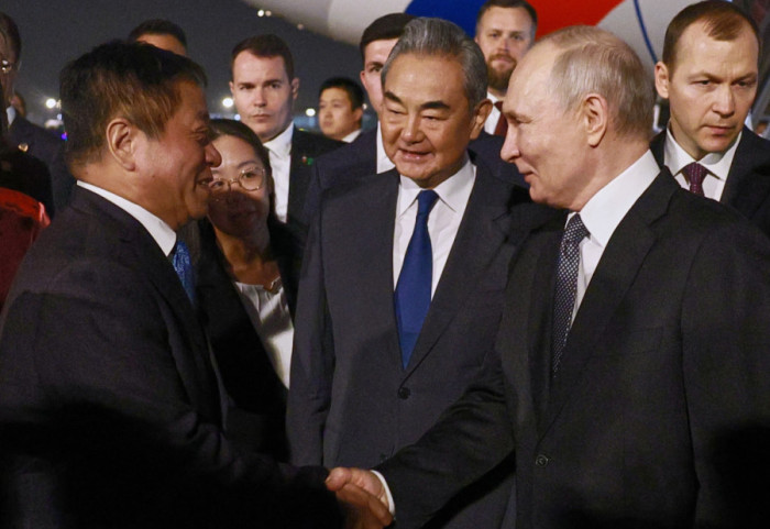 (FOTO) Putin doputovao u Kinu, planiran sastanak sa Si Đinpingom i čajanka