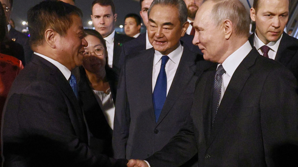 (FOTO) Putin doputovao u Kinu, planiran sastanak sa Si Đinpingom i čajanka