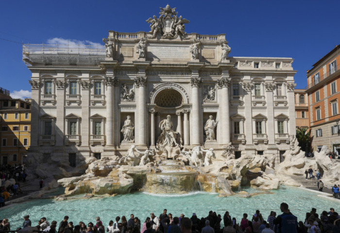 Turista se okupao u Fontani di Trevi, kažnjen sa 500 evra: Italijani traže strože kazne radi zaštite kulturnih spomenika