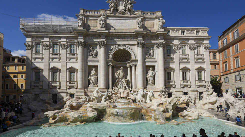 Turista se okupao u Fontani di Trevi, kažnjen sa 500 evra: Italijani traže strože kazne radi zaštite kulturnih spomenika