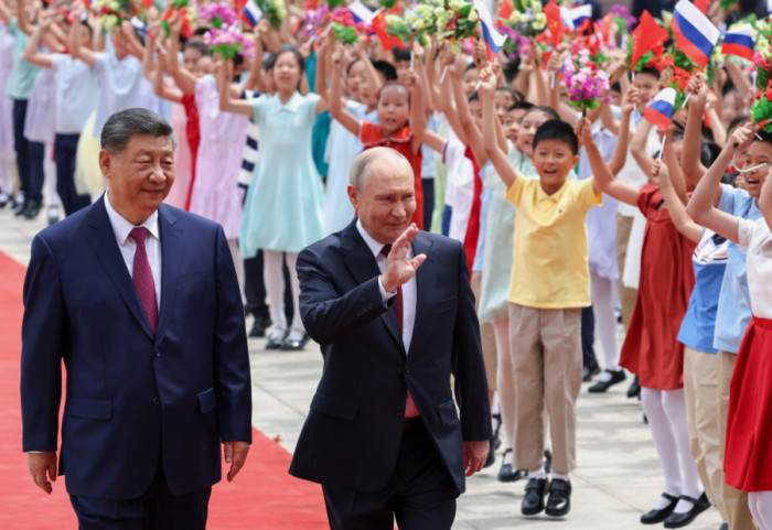(FOTO) Putin u Kini: Doček na trgu Tjenanmen svečanom topovskom vatrom