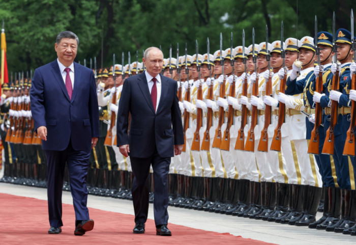 (FOTO) Putin u Kini: Doček na trgu Tjenanmen svečanom topovskom vatrom