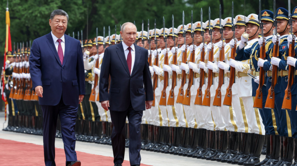 (FOTO) Putin u Kini: Doček na trgu Tjenanmen svečanom topovskom vatrom