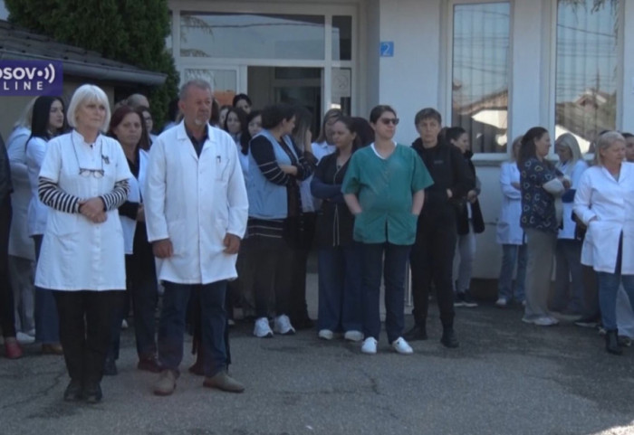 Protest zaposlenih u Domu zdravlja u Gračanici zbog hapšenja direktora zdravstvenih i obrazovnih institucija