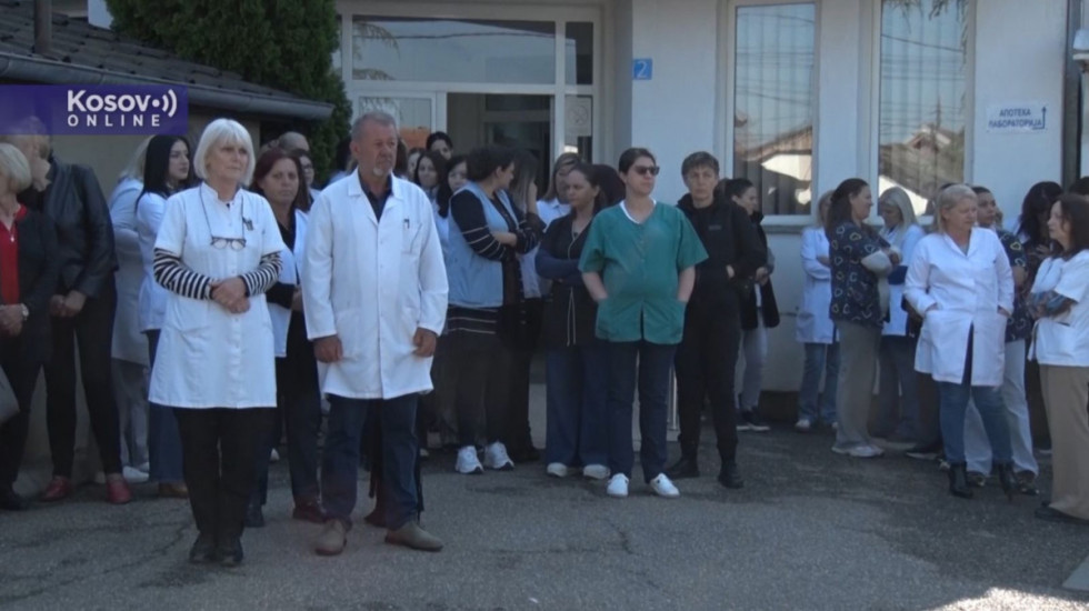 Protest zaposlenih u Domu zdravlja u Gračanici zbog hapšenja direktora zdravstvenih i obrazovnih institucija