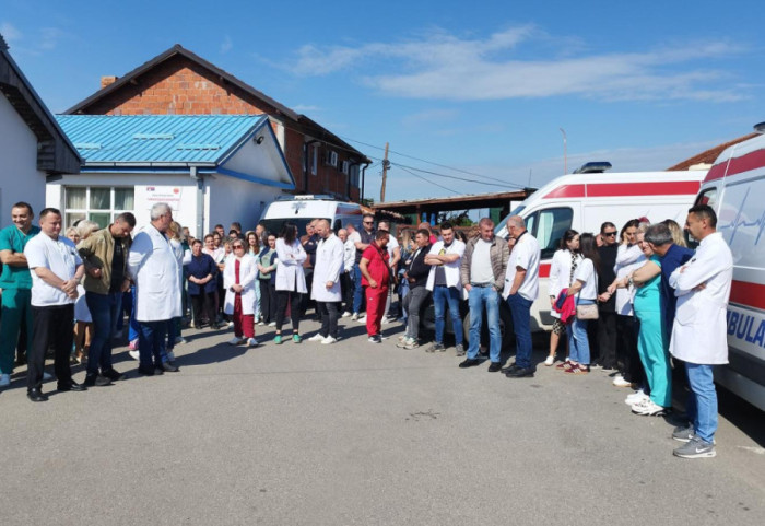 (FOTO) Mirni skupovi u Gračanici nakon hapšenja direktora srpskih institucija