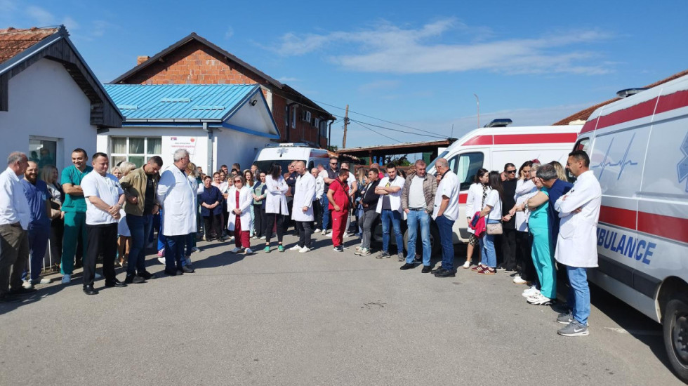 (FOTO) Mirni skupovi u Gračanici nakon hapšenja direktora srpskih institucija