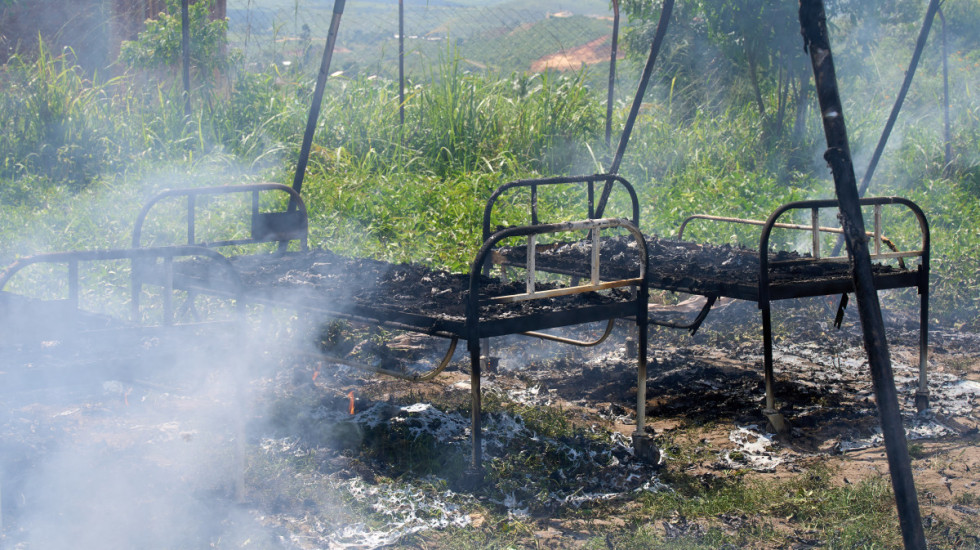 Zapaljen zdravstveni centar u Kongu, 18 sumnjivih na ebolu pobeglo