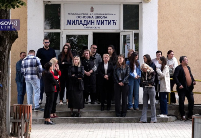 Nastavljaju se protesti zaposlenih u zdravstvu i prosveti u Gračanici: "Hapšenje direktora pritisak na svakog Srbina"
