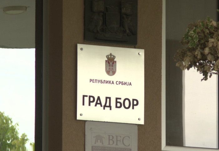 Bivši gradonalečnik Bora pod istragom zbog nezakonitog trošenja novca: Umesto u pritvoru, funkcioneri viđeni na poslu