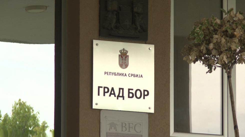 Bivši gradonačelnik Bora pod istragom zbog nezakonitog trošenja novca: Umesto u pritvoru, funkcioneri viđeni na poslu