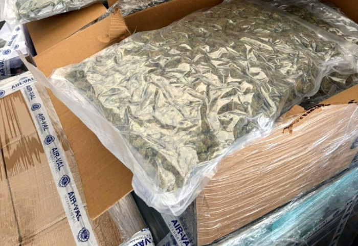 (FOTO) Zaplenjeno 19 kilograma marihuane u kamionu s dečjim parfemima na Šidu, droga nađena u vakumiranim kesama