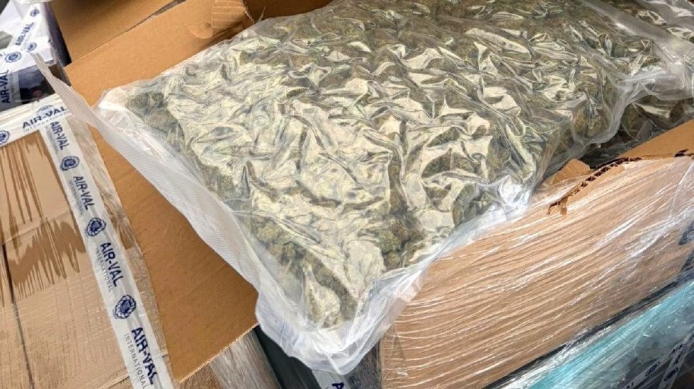 (FOTO) Zaplenjeno 19 kilograma marihuane u kamionu s dečjim parfemima na Šidu, droga nađena u vakumiranim kesama