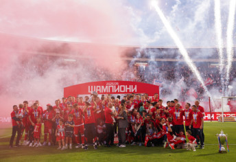 (FOTO) Crvena zvezda proslavila titulu šampiona Srbije: Fudbalerima uručeni trofej i medalje
