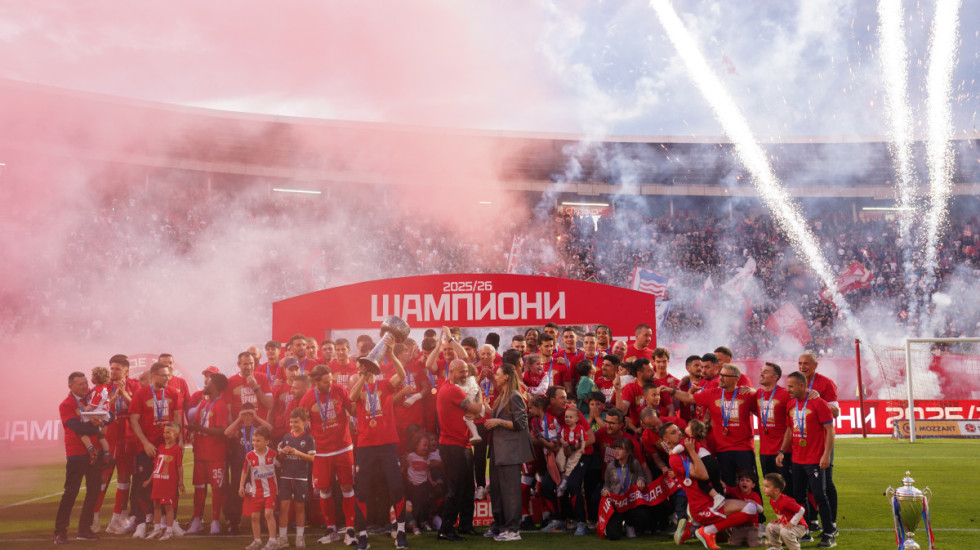 (FOTO) Crvena zvezda proslavila titulu šampiona Srbije: Fudbalerima uručeni trofej i medalje