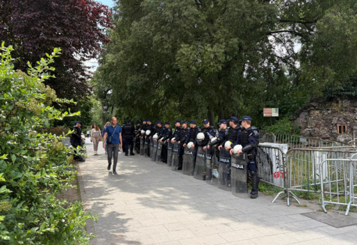 Jake policijske snage u Pionirskom parku: Okupljaju se građani, postavljena bina, pristup ograničen