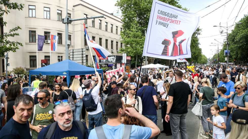 (FOTO, VIDEO) Studentski skup na Slaviji: Kolone građana krenule sa pet lokacija