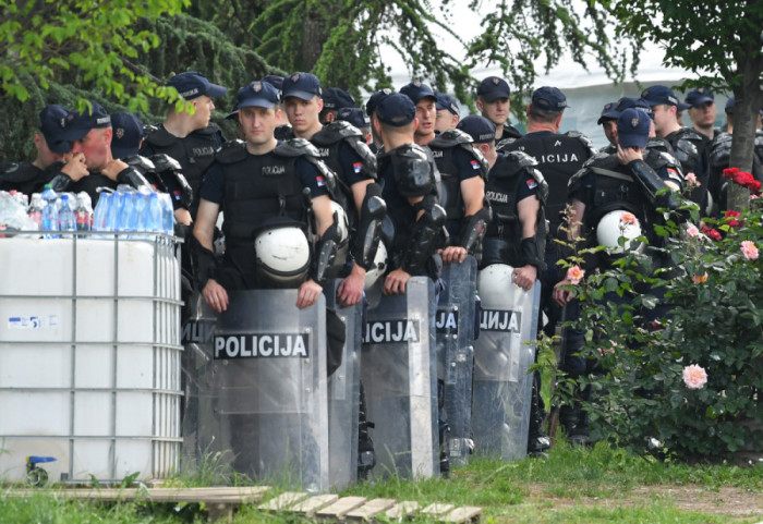 Jake policijske snage u Pionirskom parku: Okupljaju se građani, postavljena bina, pristup ograničen