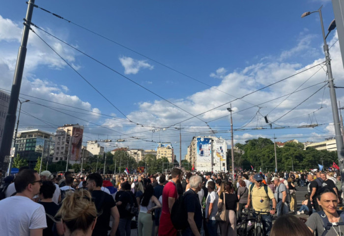 (FOTO/VIDEO) Počeo studentski skup na Slaviji: Kolone građana i dalje pristižu