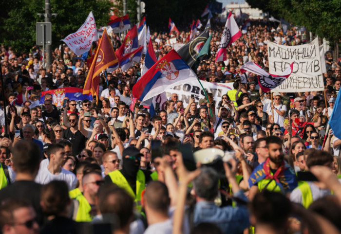 (FOTO/VIDEO) Počeo studentski skup na Slaviji: Okupljenima se obraćaju govornici, građani i dalje pristižu