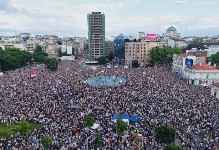 (FOTO/VIDEO) Završen studentski skup na Slaviji: Građani se razilaze, incident ispred Predsedništva Srbije