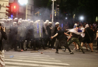 (FOTO/VIDEO) Incidenti nakon studentskog skupa: Policija napadnuta kod Predsedništva, više od 20 privedenih u neredima