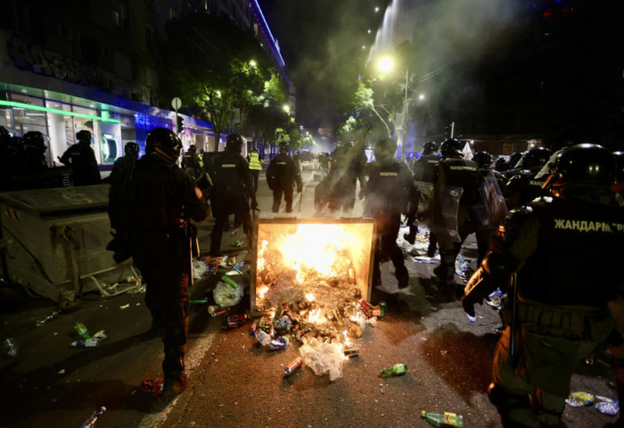 Uhapšena dva muškarca, osumnijičeni da su palili kontejnere i bacali baklje na policajce nakon protestu na Slaviji
