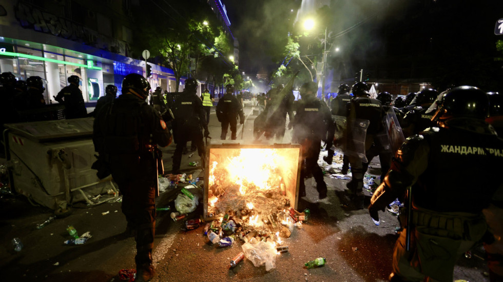 Uhapšena dva muškarca, osumnjičeni da su palili kontejnere i bacali baklje na policajce nakon protesta na Slaviji