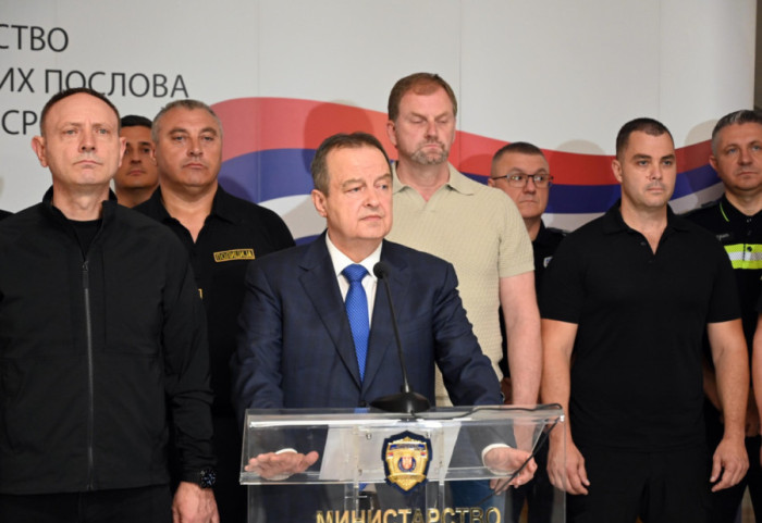 Dačić: Povređeno 17 policajaca, 47 lica privedeno zbog incidenata, među njima i stranac