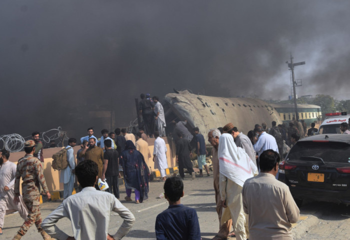 (FOTO) Napad na voz sa vojnim osobljem u Pakistanu: Najmanje 24 žrtve, više od 50 povređeno
