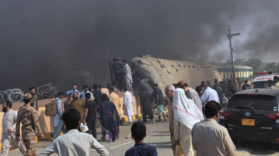 (FOTO) Napad na voz sa vojnim osobljem u Pakistanu: Najmanje 24 žrtve, više od 50 povređeno