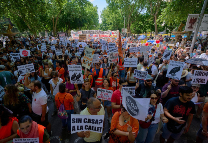 (FOTO) Hiljade ljudi na protestu u Madridu zbog rasta cena stanova, građani traže pristupačno stanovanje