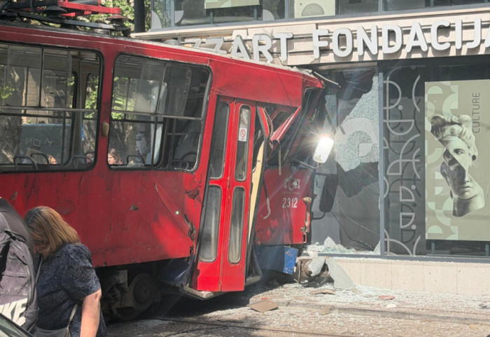 (FOTO) Tramvaj udario u zgradu na Dorćolu: Više osoba povređeno, pet vozila Hitne pomoći na terenu