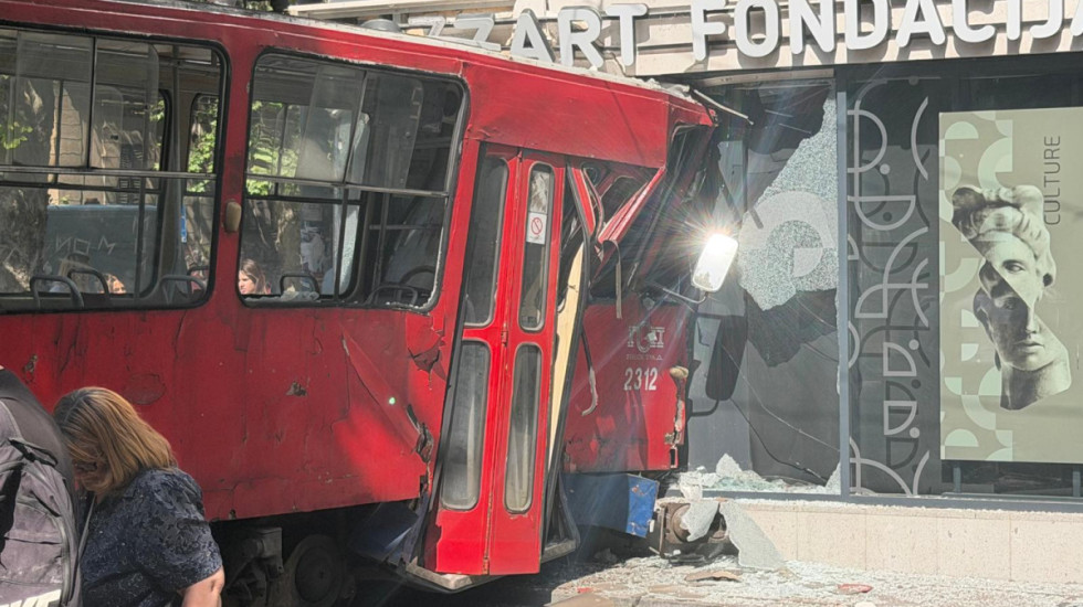 (FOTO) Tramvaj udario u zgradu na Dorćolu: Više osoba povređeno, pet vozila Hitne pomoći na terenu