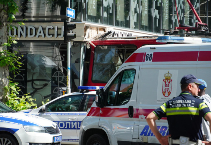 (FOTO/VIDEO) Tramvaj se "zabio" pola metra u zgradu na Dorćolu: Više osoba povređeno, vozilo uklonjeno