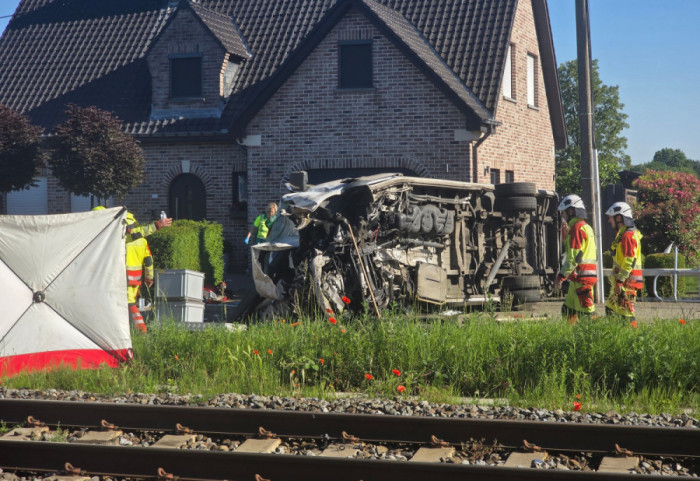 (FOTO) Četiri osobe stradale u sudaru voza i školskog autobusa u Belgiji, među poginulima dva tinejdžera