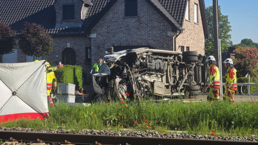 (FOTO) Četiri osobe stradale u sudaru voza i školskog autobusa u Belgiji, među poginulima dva tinejdžera